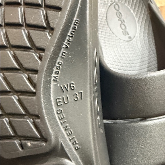 OOFOS recovery slides - Picture 4 of 5